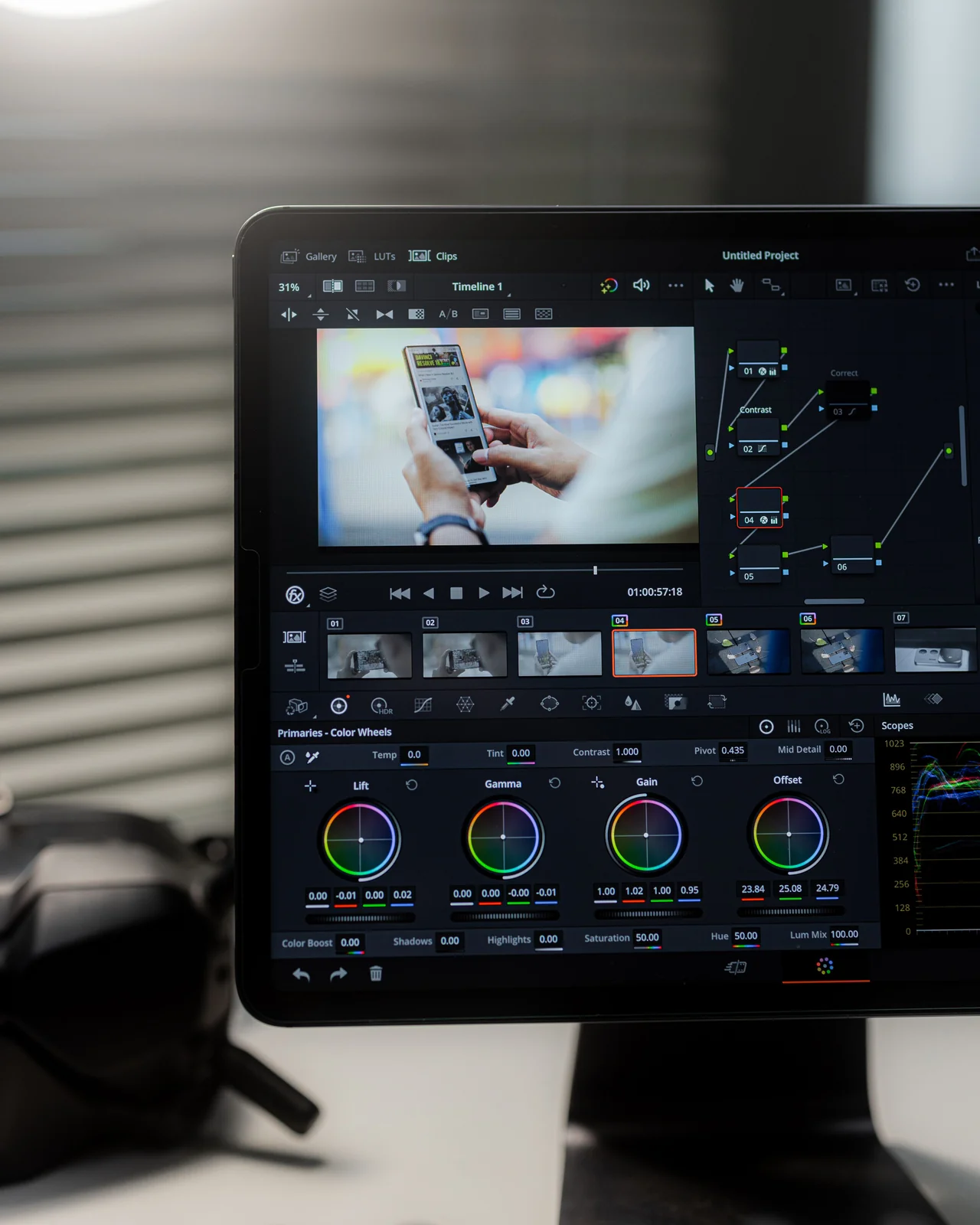 Pantalla de computadora con un programa de edición de video abierto