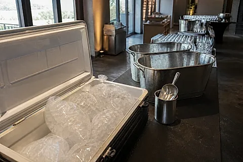 Hielo para eventos: cómo pedirlo, guardarlo y reponerlo