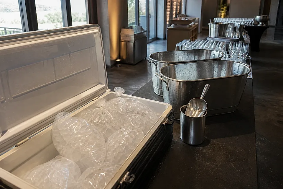 Hielo para eventos: cómo pedirlo, guardarlo y reponerlo