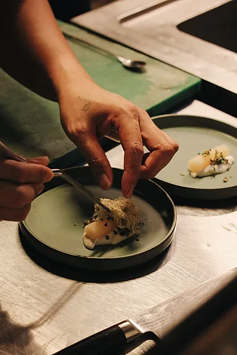 La mesa de pase del catering: donde la cocina se encuentra con la fiesta