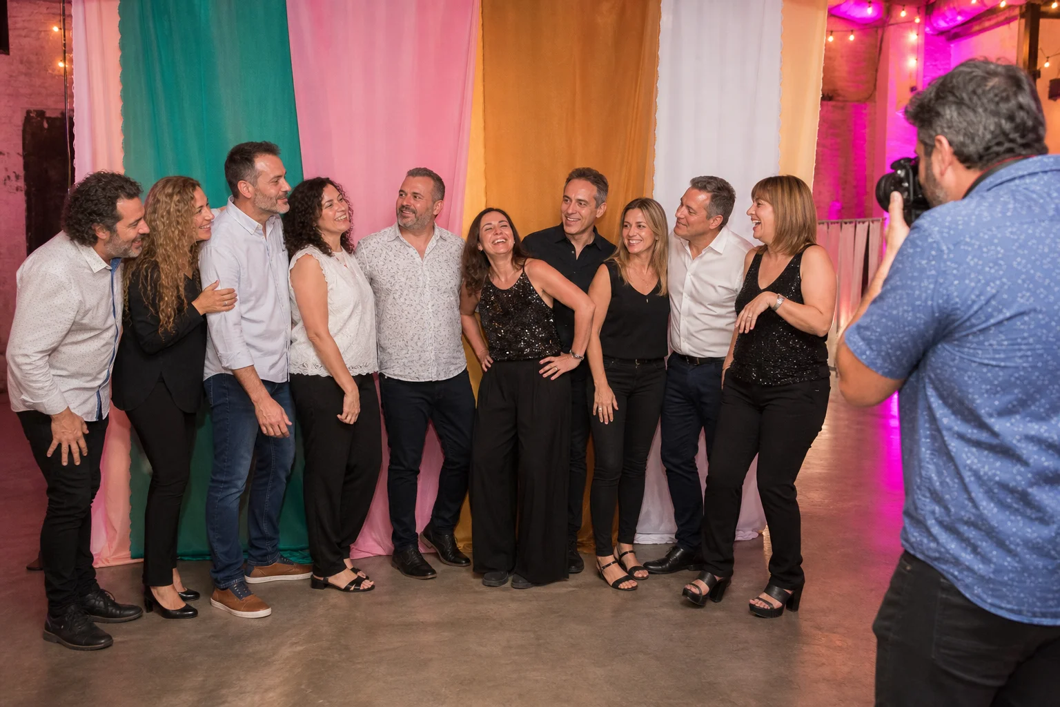 Excompañeros recrean de pie su antigua foto de promoción