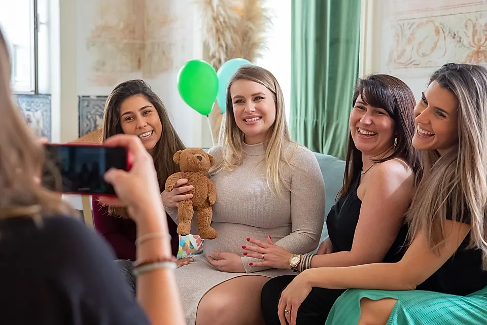 Una embarazada y sus amigas posan juntas para una foto en un baby shower
