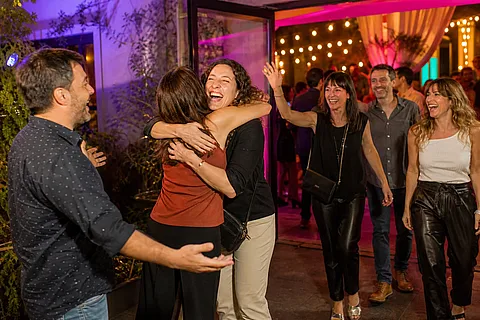 Reencuentro de egresados: cómo volver a juntar una promoción sin complicarlo de más