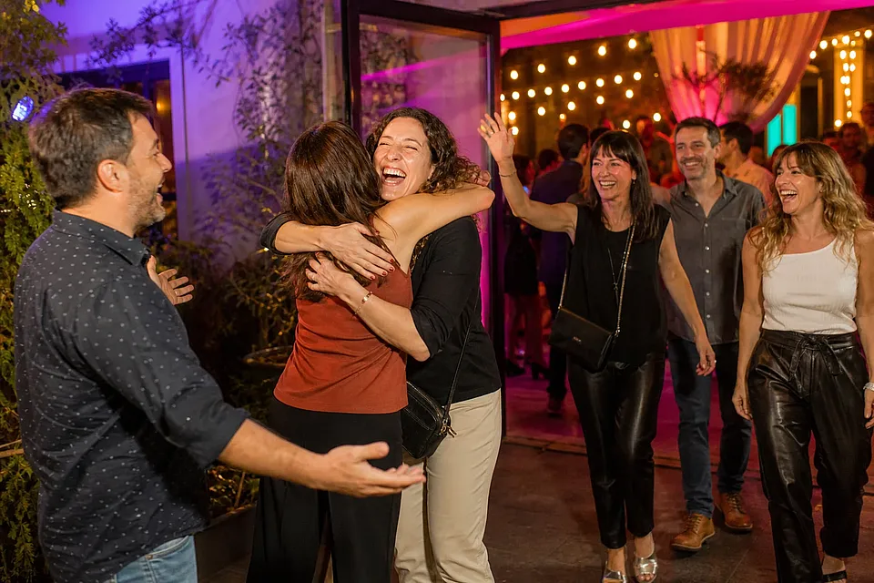 Reencuentro de egresados: cómo volver a juntar una promoción sin complicarlo de más
