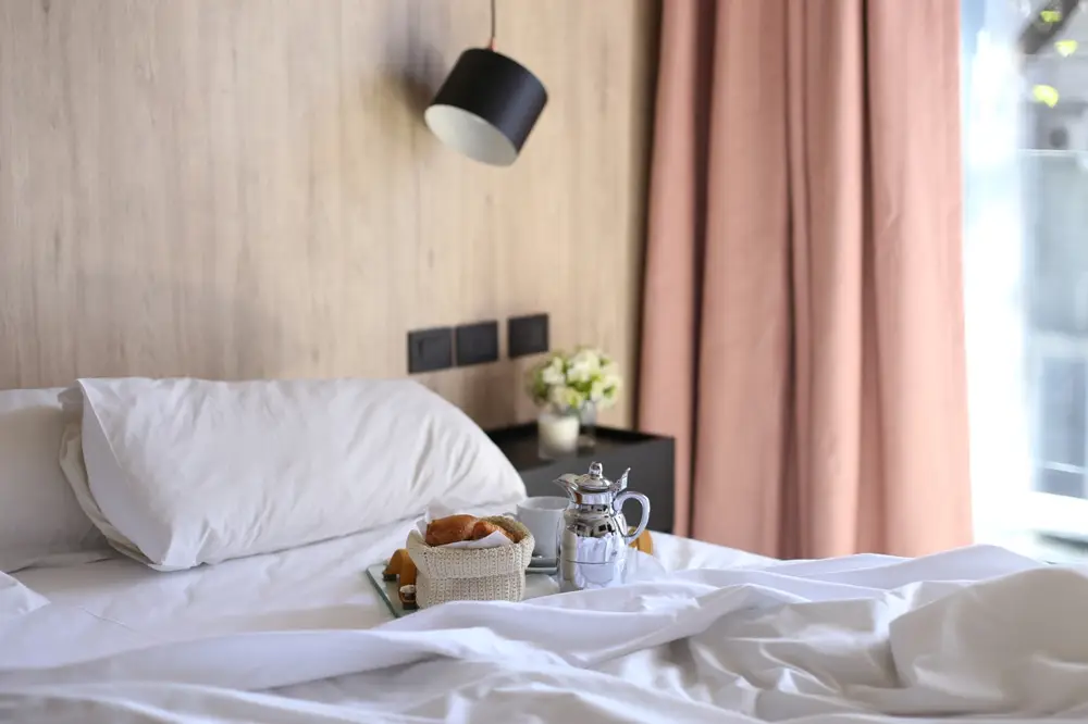 Desayuno servido sobre una cama en Krista Boutique Hotel