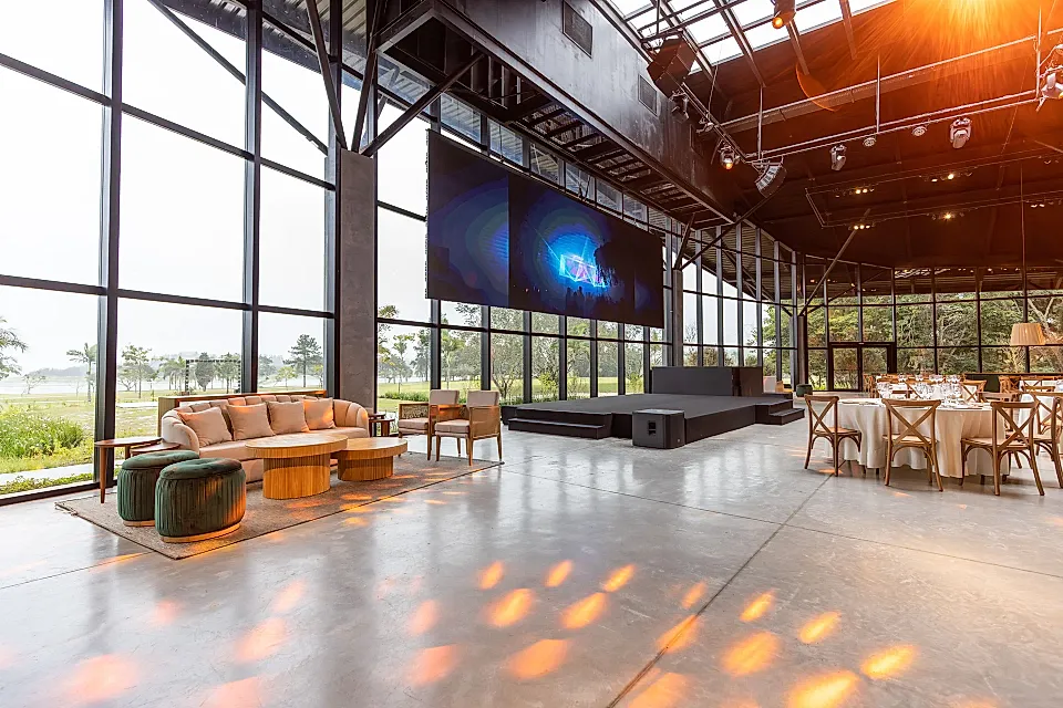 Salón de eventos preparado con una pantalla para proyectar un video sorpresa