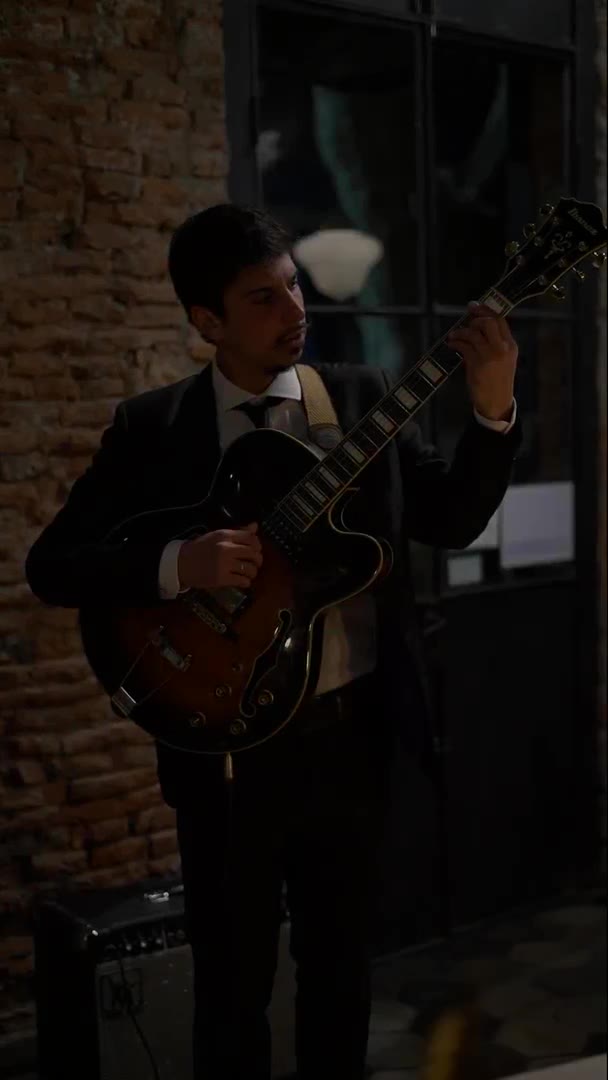 Saxo y guitarra en una presentación de jazz