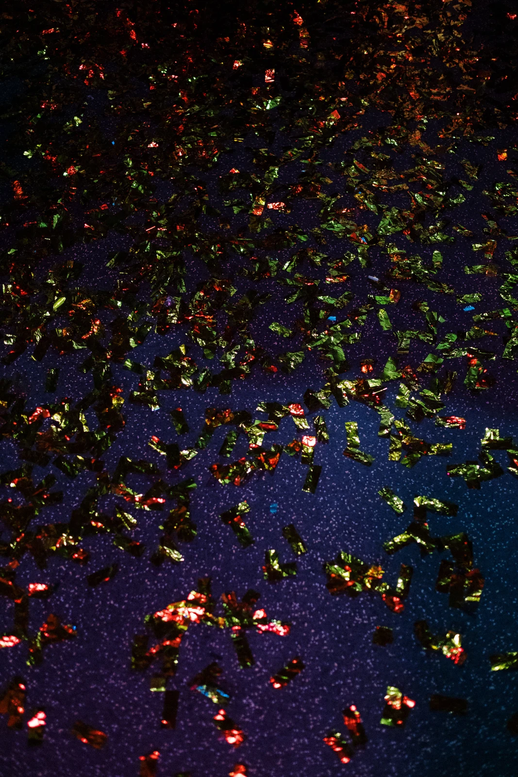 Confeti de colores sobre una pista oscura después de la fiesta