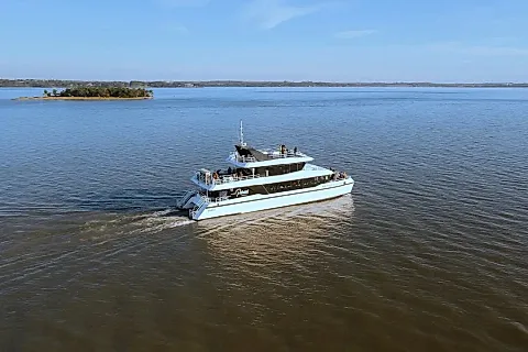 Catamarán Mburucuyá Connection 2