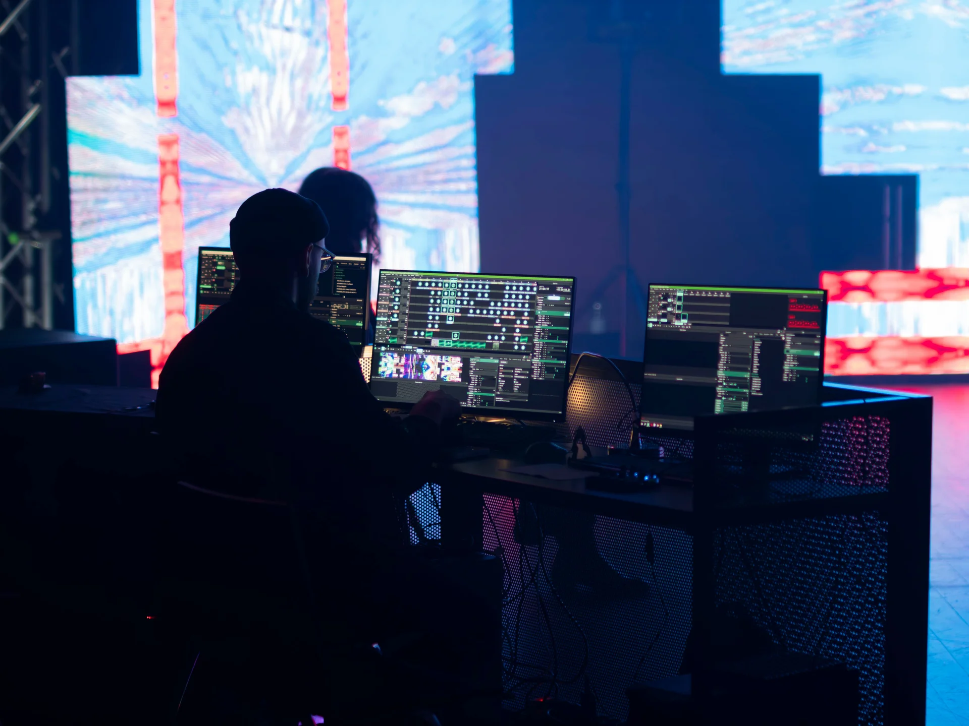 Técnico revisando el equipo visual antes de proyectar un video durante un evento