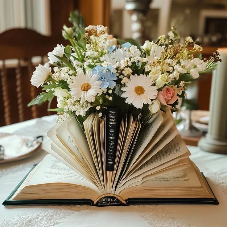 Centro de mesa floral sobre un libro abierto