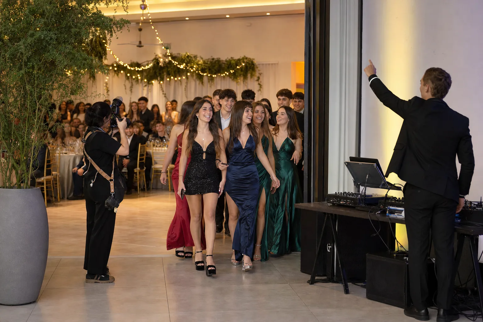 Grupo de egresadas entrando a la recepción con maquillajes sencillos