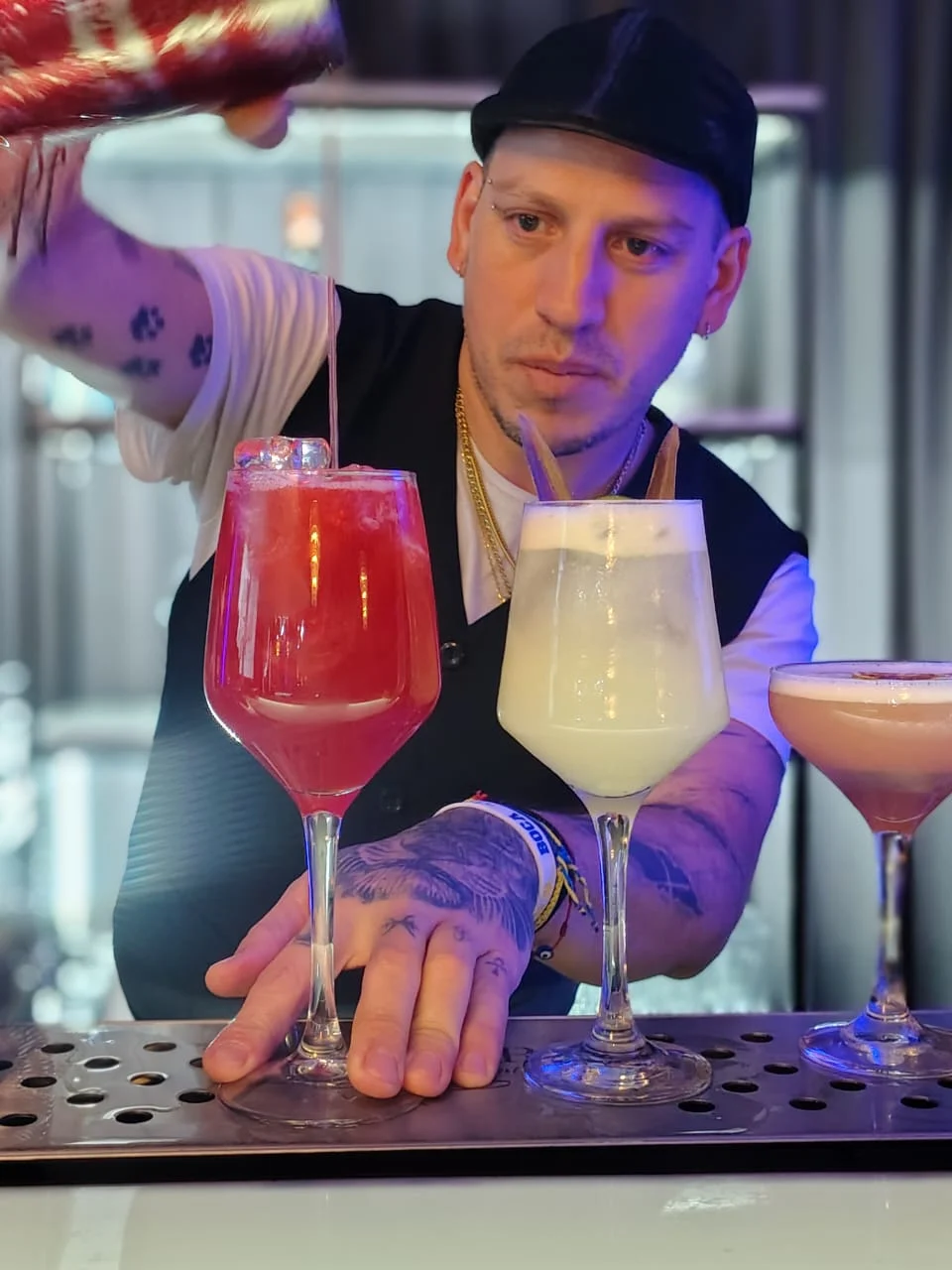 Bartender sirviendo varios cócteles durante el funcionamiento de una barra móvil