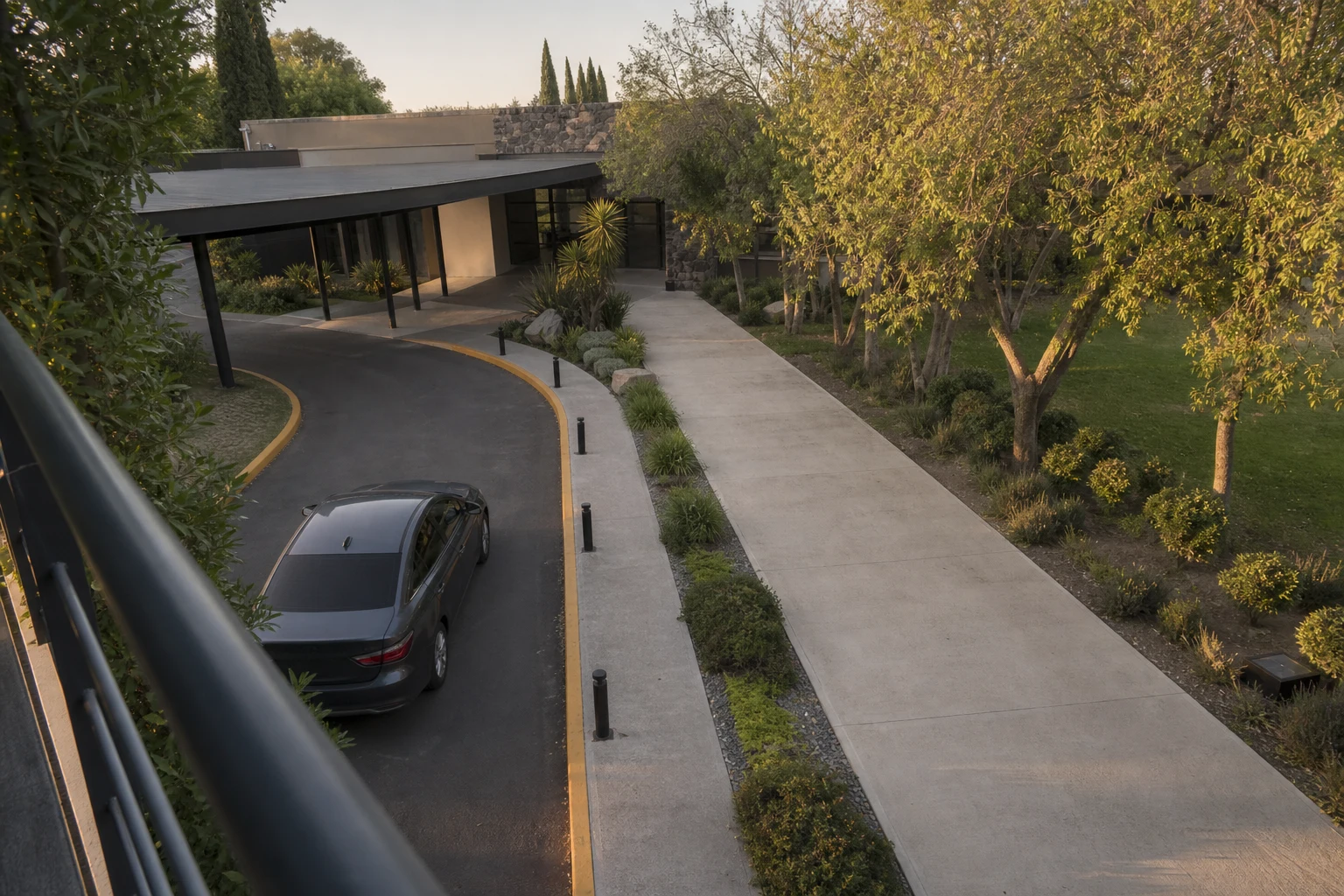 Acceso vehicular separado del sendero peatonal en un salón de eventos