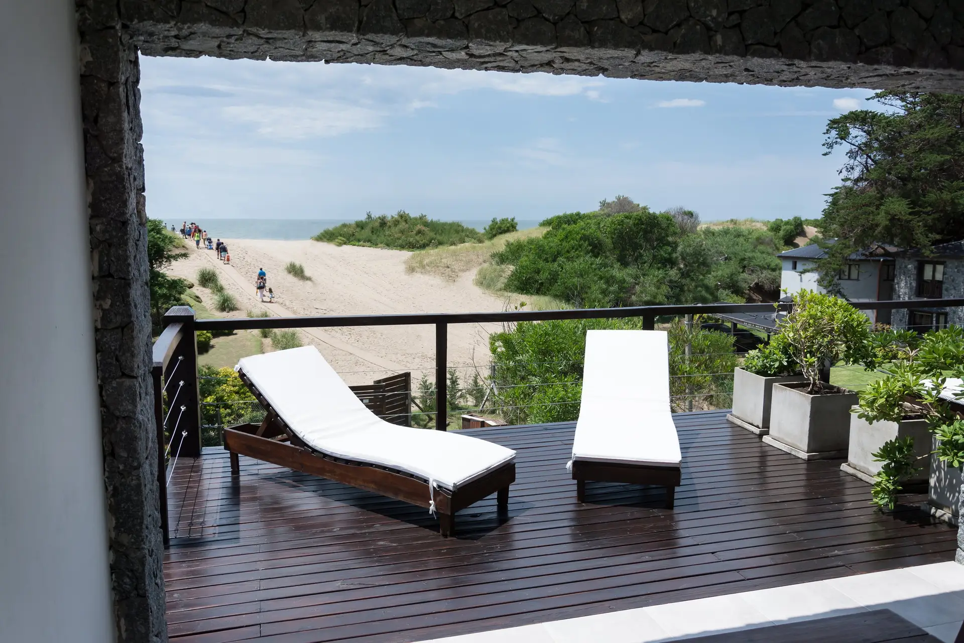Dos reposeras en una terraza con vista al mar en Rincón del Duende