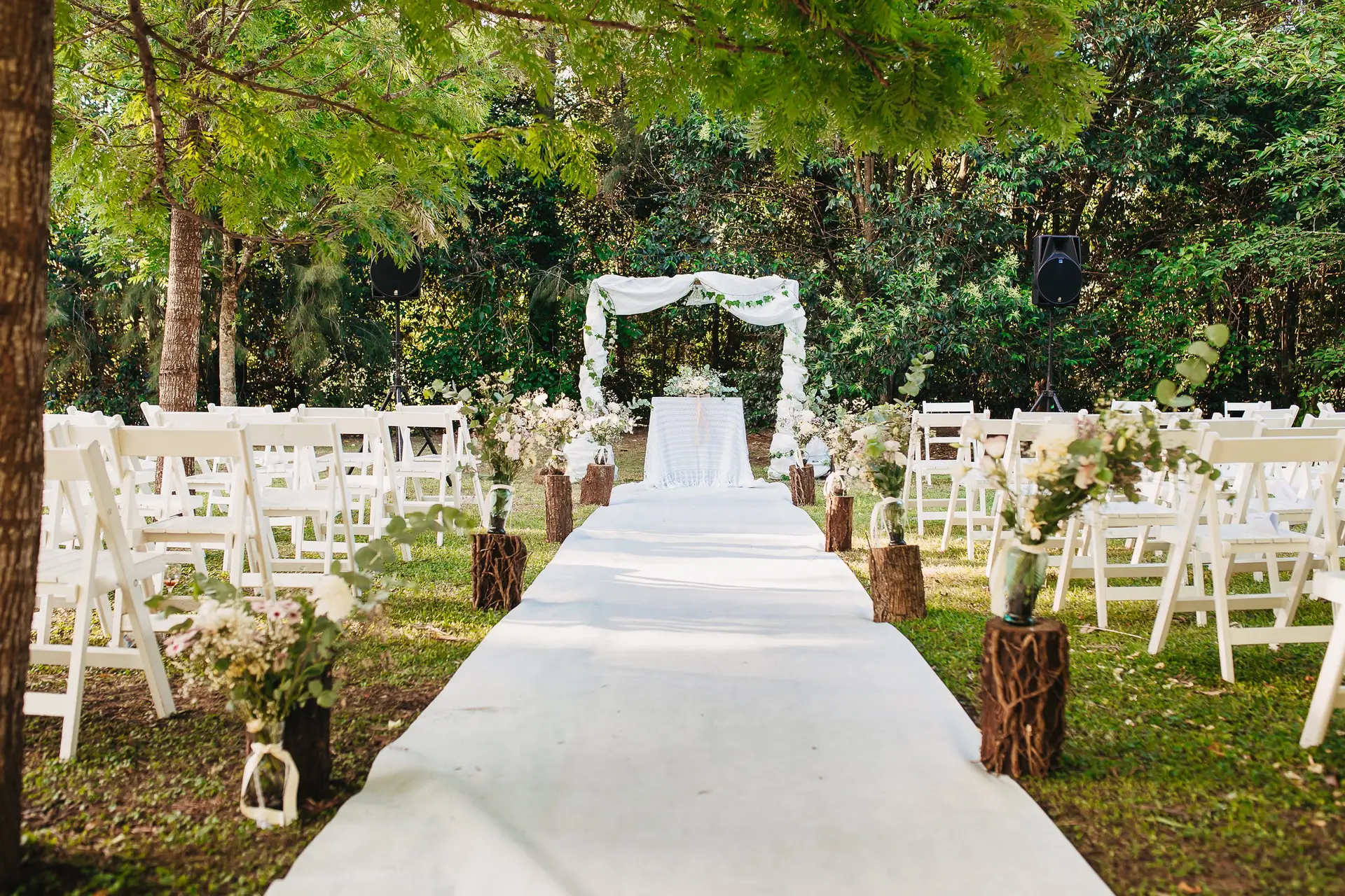 Ceremonia de casamiento armada entre árboles en Quinta Pepe Reina, La Plata